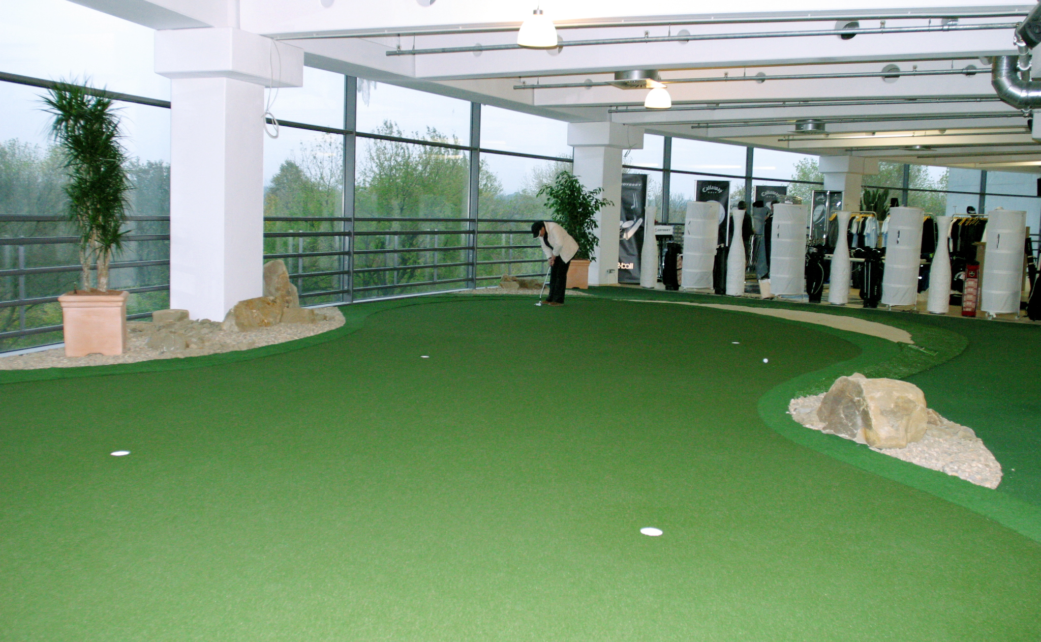 comparing-an-outdoor-with-indoor-putting-green